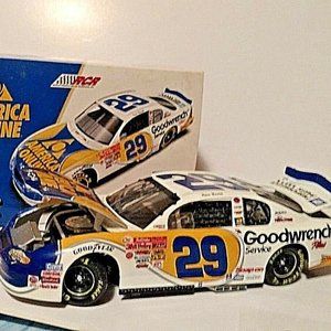 Action 1:24 Stock Car LIMITED EDITION Adult Collectible 2001 Kevin Harvick